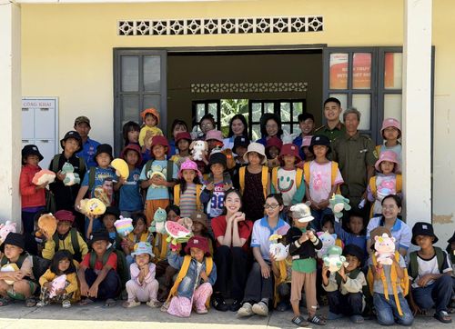 Hoa hậu Thanh Thủy kết hợp cùng Dự án Cho Em thực hiện chương trình "Thương em vùng cao" tại xã D'Ran, tỉnh Lâm Đồng.