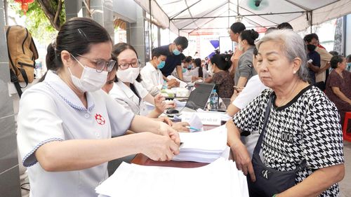 Bác sĩ Bệnh viện Đa khoa Hồng Đức 2 cập nhật dữ liệu hồ sơ sức khỏe cho bà Nguyễn Thị Lỹ. Ảnh: THÀNH SƠN