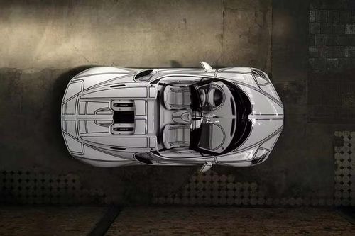 Còn chiếc Bugatti Mistral mui trần mới này, có tên chính thức là Blanc Éternel, một lần nữa được tạo ra với sự hỗ trợ của nhà sản xuất gốm sứ Đức Königliche Porzellan-Manufaktur Berlin (KPM). Phần lớn thân xe được sơn một màu trắng khá đơn giản.