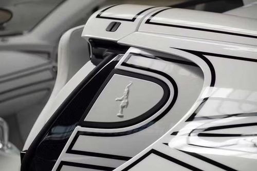 Các chi tiết bằng sứ trên siêu phẩm Bugatti Mistral "hàng thửa" này cũng được sử dụng nhiều trong cabin trên cần số, tấm che loa, tay vịn trung tâm, tấm đệm đầu gối và các công tắc cửa sổ.