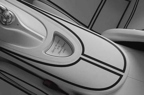 Thay vì tái tạo thiết kế đường phản chiếu của Veyron, Blanc Éternel sử dụng những đường kẻ mảnh đó để phác họa bố cục bề mặt kỹ thuật số NURBS (Non-Uniform Rational B-Splines) bên dưới của Mistral, làm lộ ra cấu trúc hình học thường bị che khuất bên dưới lớp sơn hoàn thiện.