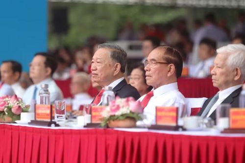 Các đại biểu tham dự buổi lễ.