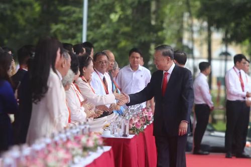 Tổng Bí thư, Chủ tịch nước Tô Lâm thăm hỏi các đại biểu dự lễ kỷ niệm.
