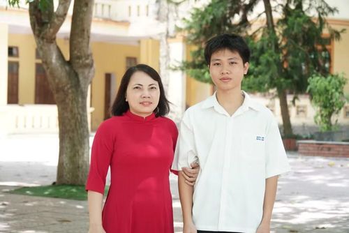 Em Bạch Sỹ Duy - lớp 12A, Trường THPT Nguyễn Sỹ Sách (xã Xuân Lâm) thủ khoa toàn tỉnh Nghệ An cùng cô giáo chủ nhiệm. Ảnh: Hồ Lài