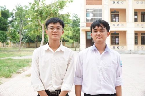 Đôi bạn Trường THPT Diễn Châu 4, em Phạm Đình Phong – thủ khoa toàn tỉnh với 37,75 điểm, em Trần Đình Quân á khoa khối A00 toàn tỉnh với 29,25 điểm. Ảnh: Hồ Lài