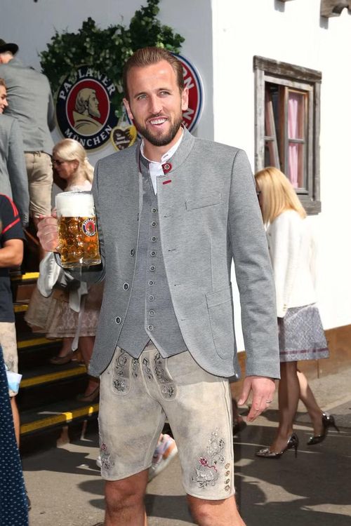Harry Kane hòa nhập với cuộc sống ở Bavaria khi diện trang phục truyền thống và cầm cốc bia tại lễ hội Oktoberfest. Ảnh: Getty.
