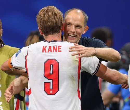 HLV Thomas Tuchel tươi cười ôm thủ quân Harry Kane sau trận tuyển Anh vượt qua CHDC Congo ở vòng 32 đội World Cup 2026.