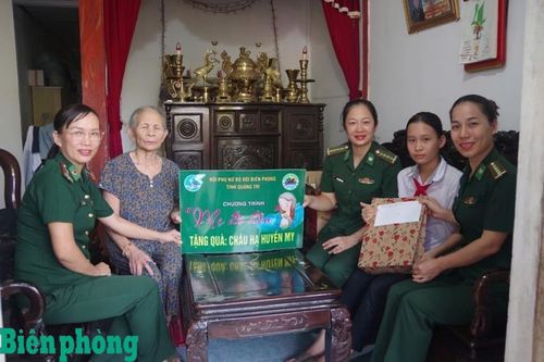 Hội Phụ nữ Bộ đội Biên phòng tỉnh Quảng Trị thăm, tặng quà học sinh trong Chương trình “Mẹ đỡ đầu”. Ảnh: Đình Tiến