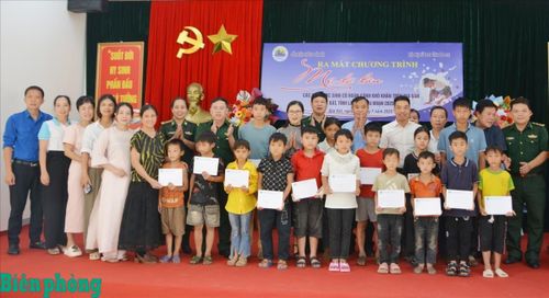 Chương trình “Mẹ đỡ đầu” trao kinh phí hỗ trợ cho các em có hoàn cảnh khó khăn ở biên giới tỉnh Lào Cai. Ảnh: Trọng Bảo