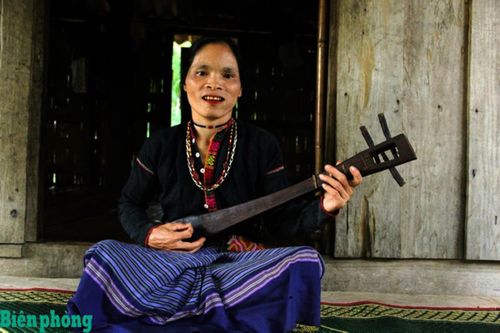 Nghệ nhân Hồ Thị Tâm giới thiệu các làn điệu dân ca của đồng bào Bru-Vân Kiều qua tiếng đàn Ta lư. Ảnh: Phạm Tiến
