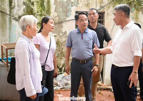 Trong thời gian tới, UBND phường Ngọc Hà sẽ tiếp tục đẩy mạnh công tác tuyên truyền, vận động; đồng thời phối hợp với Ban Quản lý dự án đầu tư xây dựng công trình giao thông thành phố hoàn thiện các thủ tục bố trí nhà tái định cư ngay khi UBND TP Hà Nội giao quỹ nhà. Trong ảnh là Phó Chủ tịch UBND phường Ngọc Hà Đỗ Hà Thanh kiểm tra tiến độ dự án cống hóa mương kết hợp xây dựng tuyến đường từ nút rẽ ra phố Núi Trúc đến phố Sơn Tây, sáng 1/7.