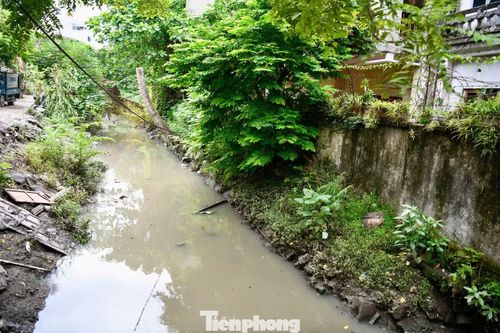 UBND phường Ngọc Hà cho biết, đối với dự án cống hóa mương và xây dựng tuyến đường từ nút rẽ ra phố Núi Trúc đến phố Sơn Tây, toàn bộ 201 phương án bồi thường đã được phê duyệt; 200 trường hợp đã bàn giao mặt bằng, chỉ còn một trường hợp chưa thực hiện do người đại diện thừa kế đang sinh sống ở nước ngoài và địa phương vẫn đang tiếp tục liên hệ, vận động.
