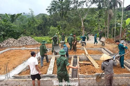 Đồn Biên phòng Hạnh Dịch phối hợp với các đơn vị huy động hơn 30 cán bộ, chiến sĩ tham gia hỗ trợ ngày công giúp đỡ gia đình ông Lô Văn Ba (bản Na Chàng) đổ móng nhà.