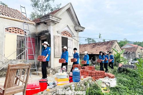 Đoàn viên, thanh niên xung kích hỗ trợ các gia đình có công.