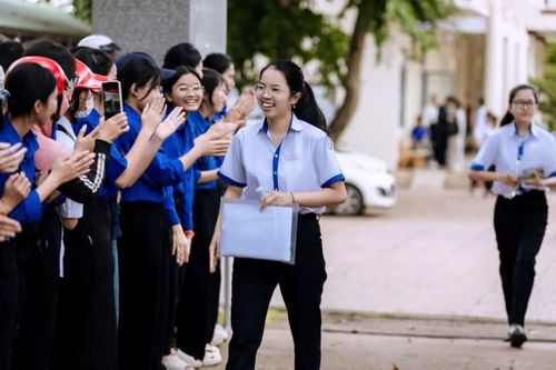 Em My nở nụ cười tươi sau khi rời điểm thi tốt nghiệp THPT năm 2026.