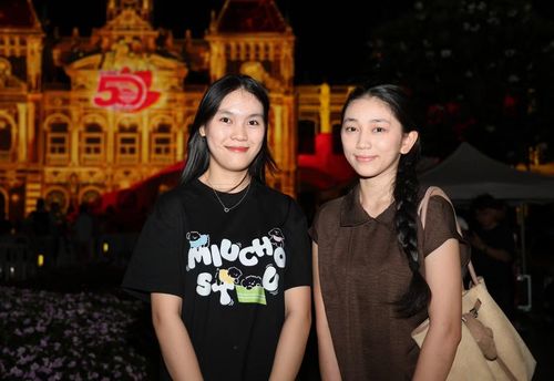Nơi ở khá xa điểm diễn ra chương trình, bạn Võ Diễm Hằng (bên phải) vẫn đến đón xem các tiết mục ấn tượng mà bạn chưa từng thấy trước đây. Cô bạn nói đêm diễn đã mang đến những tiết mục tuyệt vời, sống động.