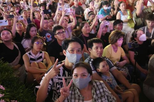 Các bạn trẻ phấn khởi hòa vào bầu không khí lễ hội.