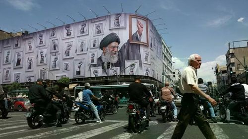 Một tấm banner có hình chân dung cố Lãnh tụ Tối cao Iran Ali Khamenei ở thủ đô Tehran. (Ảnh: Reuters)