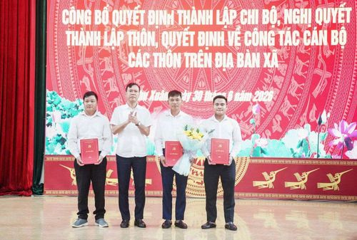  Đỗ Linh Chi (bìa phải) nhận quyết định làm Trưởng thôn Tân Bình (xã Như Xuân). 