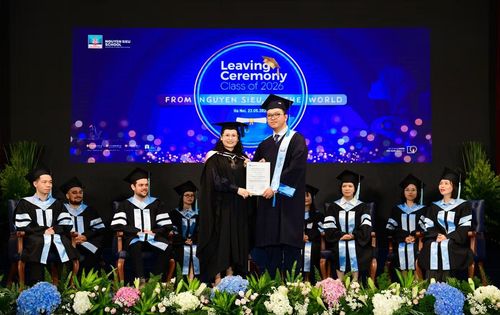 Cô Nguyễn Thị Minh Thúy trao thưởng cho Hoàng trong lễ trưởng thành.