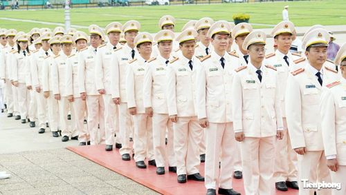 Đoàn đại biểu Cục An ninh chính trị nội bộ vào lăng viếng Chủ tịch Hồ Chí Minh.