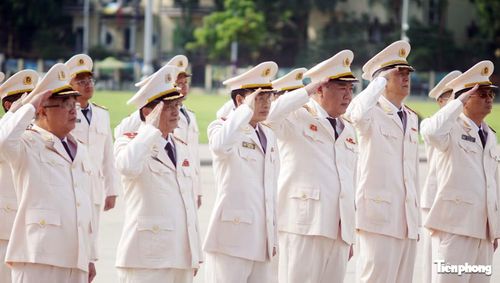 Đoàn thực hiện nghi lễ Chào cờ.