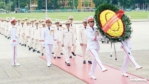 Trước bối cảnh tình hình mới, mỗi cán bộ, chiến sĩ Cục An ninh chính trị nội bộ luôn ghi lòng tạc dạ Sáu điều Bác dạy Công an nhân dân; trung thành tuyệt đối với Đảng, hết lòng, hết sức phụng sự Tổ quốc, phục vụ Nhân dân, vì cuộc sống bình yên và hạnh phúc của Nhân dân; quyết tâm hoàn thành xuất sắc nhiệm vụ được giao, xứng đáng với lời căn dặn của Tổng Bí thư Tô Lâm "Lúc dân cần, lúc dân khó, có Công an" và đúng với khẩu hiệu, kim chỉ nam hành động của lực lượng Công an nhân dân "Ba nhất: Kỷ luật nhất - Trung thành nhất - Gần dân nhất", sống, chiến đấu, lao động và học tập theo gương Bác Hồ vĩ đại.