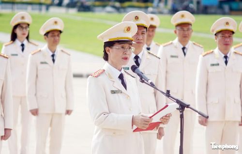 Thượng tá Trần Thị Kiều Oanh tuyên bố lý do, giới thiệu đại biểu tham dự buổi lễ.