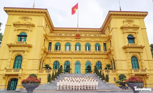Đoàn đại biểu Cục An ninh chính trị nội bộ chụp ảnh lưu niệm tại Phủ Chủ tịch.
