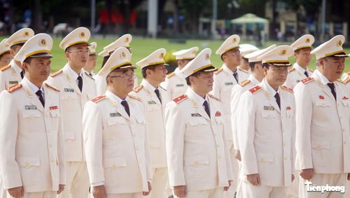 Sau đó, đoàn nghe Lời kêu gọi thi đua ái quốc của Bác.