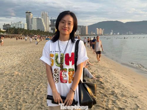 Những video ghi lại cảnh bình minh hay các bộ ảnh được đăng tải trên TikTok, Instagram và Facebook đã góp phần đưa trào lưu "săn bình minh" trở nên phổ biến. “Mình biết đến hình ảnh bình minh của biển Mỹ Khê qua những thước phim TikTok. Lần đầu đi chỉ để chụp ảnh, nhưng càng trải nghiệm mình càng thích không khí buổi sớm. Được ngắm mặt trời mọc, hít thở không khí trong lành và bắt đầu ngày mới như vậy khiến mình thấy rất đáng”, Nhã Yên chia sẻ. Ảnh: Yến Nhi