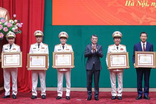 Thủ tướng Lê Minh Hưng trao Huân chương Quân công hạng Nhất và Huân chương Lao động hạng Ba cho các cá nhân có thành tích xuất sắc. Ảnh: VGP.