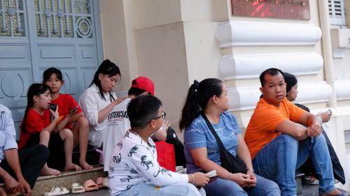Người dân đội mưa chờ xem pháo hoa