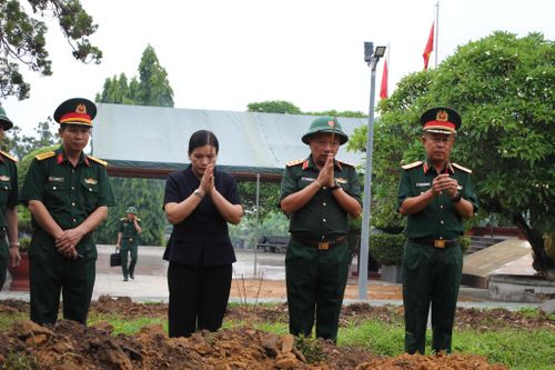 Thượng tướng Lê Quang Minh, Phó Chủ nhiệm Tổng cục Chính trị Quân đội nhân dân Việt Nam thắp hương tại nơi liệt sĩ vừa được tìm thấy tại khuôn viên Nghĩa trang liệt sĩ phường Đắk Cấm.