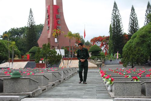 Hình ảnh cựu chiến binh Trần Thanh Hòa, nguyên Tiểu đội trưởng Đội trinh sát Trung đoàn 24A tại Nghĩa trang liệt sĩ phường Đắk Cấm.