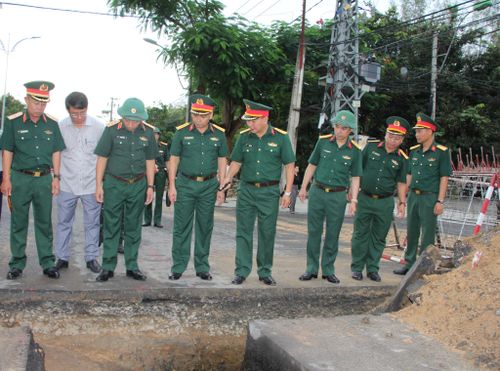 Thượng tướng Lê Quang Minh, Phó Chủ nhiệm Tổng cục Chính trị Quân đội nhân dân Việt Nam đã đến kiểm tra, chỉ đạo tìm kiếm hài cốt liệt sĩ tại đường Trường Chinh.
