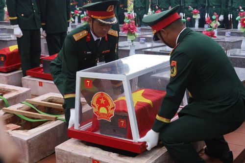 Không chỉ mở rộng tìm kiếm tại phường Đăk Cấm, các chiến sĩ Đội K53 cũng đã sang các nước bạn Lào, Campuchia tìm kiếm, quy tập nhiều hài cốt liệt sĩ mang về quê nhà.