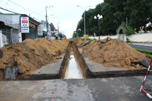 Trên tuyến đường Trường Chinh thuộc các phường Đắk Cấm và Kon Tum (tỉnh Quảng Ngãi) các chiến sĩ Đội K53 đã và đang đào đường, tìm kiếm các anh hùng liệt sĩ.