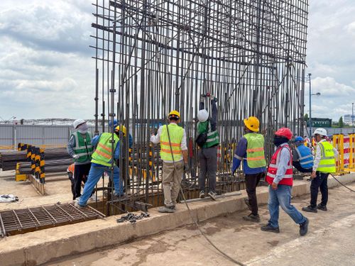 Hình ảnh triển khai hạng mục hạ lồng thép thi công tường vây tại ga ngầm ST10 (Phạm Văn Bạch).