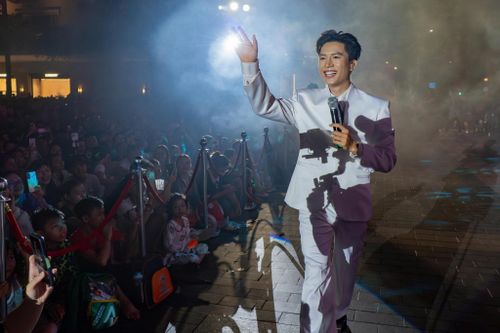 Khán giả hào hứng với chương trình biểu diễn nghệ thuật.