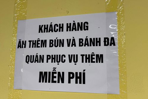 Nhiều quán lựa chọn miễn phí trà đá hoặc thêm bánh phở thay vì giảm giá bán. Ảnh: D.Anh