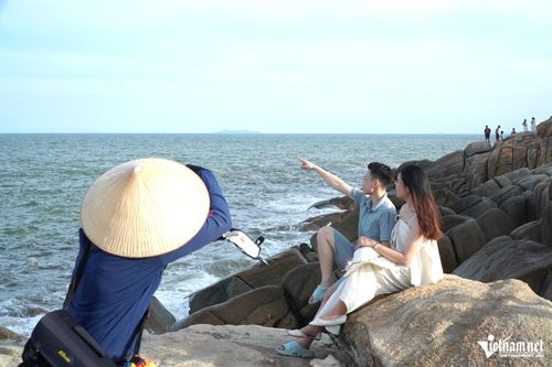 Đôi bạn trẻ lưu lại cho mình những tấm hình đẹp nhất