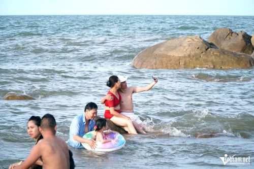 Nhiều du khách chọn dưới chân núi để chụp ảnh