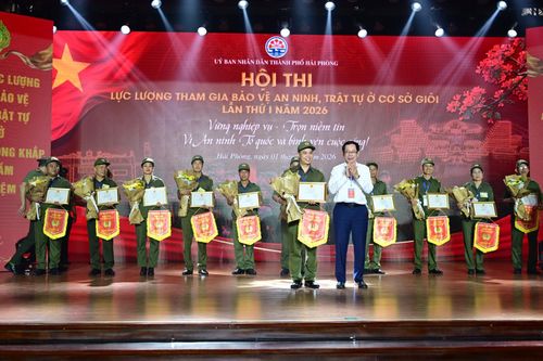 Ông Vũ Tiến Phụng - Phó Chủ tịch UBND thành phố trao giải A