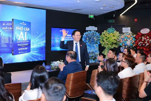 TS Trần Văn Khải – Phó Chủ nhiệm Ủy ban Khoa học – Công nghệ và Môi trường Quốc hội đánh giá tính thực tiễn cao của cuốn sách khi đi thẳng vào các công việc cụ thể.