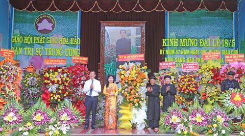 Đại diện lãnh đạo Tỉnh ủy, HĐND, UBND, Ủy ban Mặt trận Tổ quốc Việt Nam tỉnh An Giang tặng hoa, chúc mừng Đại lễ kỷ niệm 87 năm Ngày khai sáng đạo Phật giáo Hòa Hảo