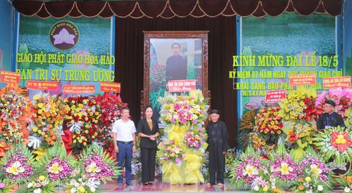 Bà Trần Thị Minh Nga - Phó Trưởng Ban Tôn giáo Chính phủ (Bộ Dân tộc và Tôn giáo) tặng hoa, chúc mừng Đại lễ kỷ niệm 87 năm Ngày khai sáng đạo Phật giáo Hòa Hảo