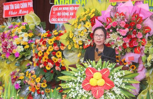 Bà Trần Thị Minh Nga - Phó Trưởng Ban Tôn giáo Chính phủ (Bộ Dân tộc và Tôn giáo) phát biểu chúc mừng tại Đại lễ