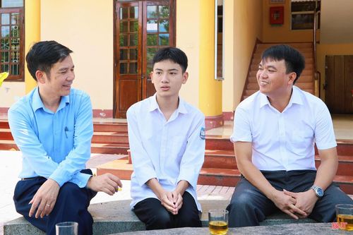 Các thầy cô giáo Trường THPT Nguyễn Huệ chia sẻ niềm vui với thành tích của học trò.