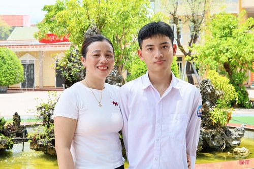 Chị Nguyễn Thị Trường vui mừng, tự hào về thành tích của con trai.